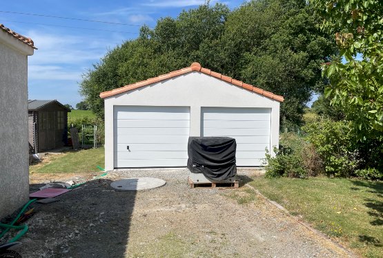 Garage en béton enduit